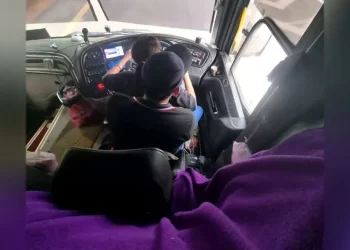 TANGKAP layar rakaman video tular pemandu bas ekspres memangku wanita ketika kenderaan sedang bergerak.