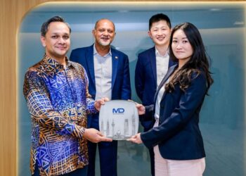 MENTERI Digital Malaysia, Gobind Singh Deo (dua dari kiri) menyaksikan Anuar Fariz Fadzil (kiri) menyerahkan plak peringatan status Malaysia Digital kepada Tencent Malaysia.