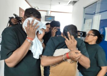 TIGA suspek kes tetak seorang lelaki di Buntong semalam dibawa ke Mahkamah Majistret Ipoh untuk permohonan reman.