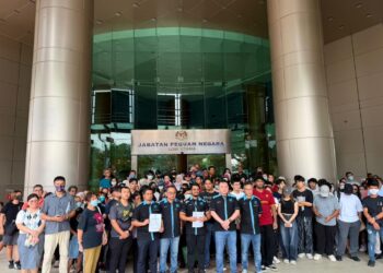 HISHAMUDDIN Hashim bersama mangsa hadir 
pejabat AGC bagi kes penipuan melibatkan skim pelaburan mesin layan diri dan mesin kopi yang menyebabkan kerugian mencecah RM 13 juta.  - UTUSAN