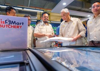 AHMAD Zahid Hamidi bersama Pengerusi RISDA Manndzri Nasib (tiga kiri) ketika sesi lawatan selepas merasmikan Pasar Raya RisSMart Grocer di RisSMart GROCER di Pusat Bandar Kwasa Damansara, Shah Alam. – UTUSAN/M. FIRDAUS M. JOHARI