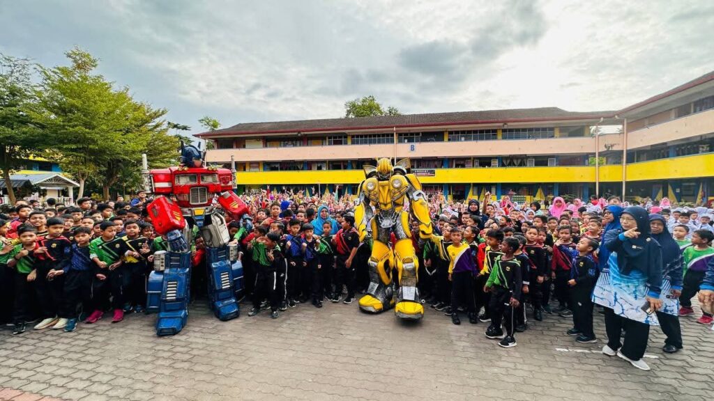 Maskot Transformers santuni 137 murid Tahun Satu