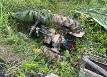 KEADAAN traktor dipandu seorang lelaki warga Indonesia yang terbabas dan terjatuh ke dalam parit di Kampung Sungai Ranggam, Kampung Gajah, Pasir Salak hari ini.