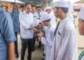 ANWAR Ibrahim (tengah) bersalaman dengan pelajar pada Majlis Ramah Mesra MADANI Pelajar Tahfiz Negeri Terengganu di Sekolah Menengah Imtiyaz Yayasan Terengganu, semalam. – UTUSAN/PUQTRA HAIRRY