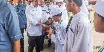ANWAR Ibrahim (tengah) bersalaman dengan pelajar pada Majlis Ramah Mesra MADANI Pelajar Tahfiz Negeri Terengganu di Sekolah Menengah Imtiyaz Yayasan Terengganu, semalam. – UTUSAN/PUQTRA HAIRRY