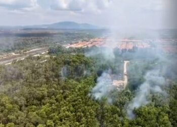 ASAP daripada kebakaran belukar di kawasan Pusu Tiga menjejaskan beribu penduduk kampung terutama di Taman Desa Damai, Gong Badak, Kuala Nerus, Terengganu.