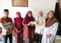NORHANA Yaakub (tengah) menyampaikan bantuan kewangan kepada  Sophia Solehah Shari di rumahnya di Kampung Rhu Rendang , Marang, Terengganu.