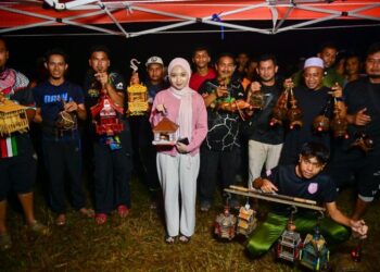 SEBAHAGIAN peserta yang menyertai Pertandingan Belalang Tertutup Terengganu di Kampung Sungai Lerek, Setiu, Terengganu. - MINGGUAN/PUQTRA HAIRRY