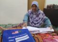 ZAINAB Mamat mengemas barangan yang akan dibawa untuk berangkat menunaikan ibadah haji di rumahnya di Binjai Manis, Setiu, Terengganu. – UTUSAN / WAN ZURATIKAH IFFAH WAN ZULKIFLI