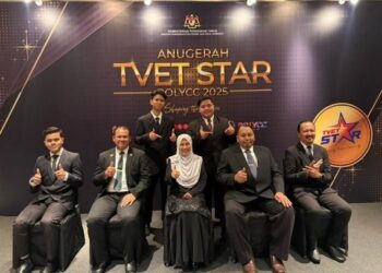 Muhammamd Haikal Haqimi (berdiri kiri) bergambar bersama Dr. Salmi Che Meh, dan pengurusan tertinggi PUO semasa Anugerah TVET Star anjuran Jabatan Pendidikan Politeknik dan Kolej Komuniti (JPPKK), Kementerian Pengajian Tinggi (KPT) di Kuala Lumpur. baru-baru ini.