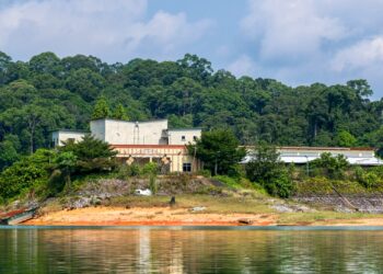 KEADAAN Taman Rama-Rama yang terbiar dipenuhi semak-samun dan pokok ketika tinjauan di Tasik Kenyir, Hulu Terengganu, Terengganu, baru-baru ini. -UTUSAN/PUQTRA HAIRRY