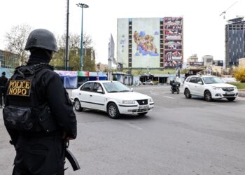 GAMBAR fail seorang anggota pasukan keselamatan Iran mengawal di Teheran, 31 Mac lalu. - AFP