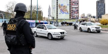 GAMBAR fail seorang anggota pasukan keselamatan Iran mengawal di Teheran, 31 Mac lalu. - AFP