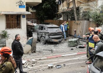 SEBUAH kawasan terkena serangan peluru berpandu Iran di Tel Aviv semalam. - AFP