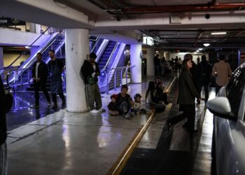 ORANG ramai berlindung di parkir bawah tanah di Tel Aviv, 7 April lalu. - AFP