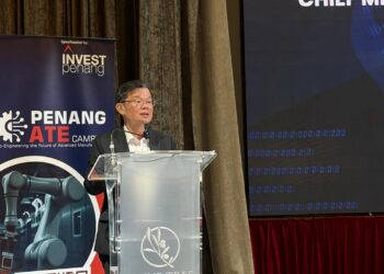 CHOW Kon Yeow ketika berucap sempena majlis perasmian Kampus ATE di George Town, Pulau Pinang hari ini.-UTUSAN/SAFINA RAMLI