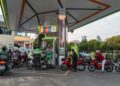 HARGA petrol turut mengalami kenaikan di Thailand. - AFP