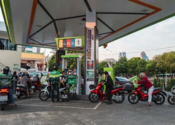 HARGA petrol turut mengalami kenaikan di Thailand. - AFP