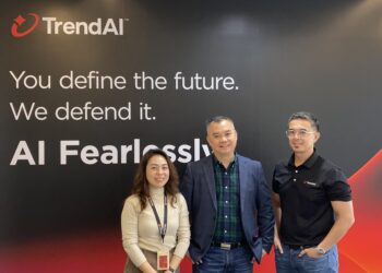 GOH Chee Hoh (tengah) dan Ryan Flores (kanan) semasa taklimat media Ketersediaan vs Realiti: Mengapa Pengguna pakai AI Melangkaui Tahap Keselamatan, di sini, semalam.