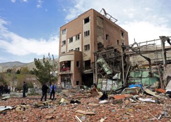 SEBUAH bangunan musnah akibat serangan AS-Israel di Teheran semalam. - AFP