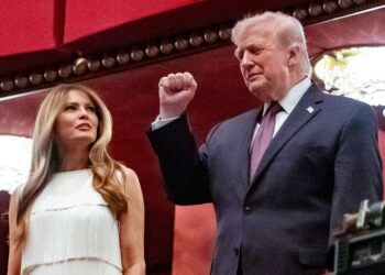 TRUMP (kanan) mendakwa presiden Iran meminta gencatan senjata. - AFP