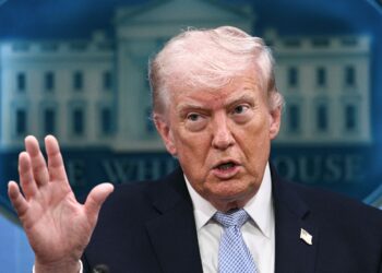 TRUMP arah tentera AS kekal berada dekat Iran. - AFP