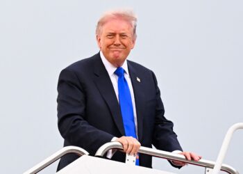 TRUMP menyaman kerajaan negaranya sendiri. - AFP