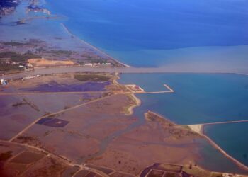 AMARAN tsunami dikeluarkan selepas gempa bumi kuat melanda Indonesia. - AFP