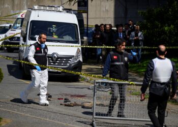ANGGOTA polis berkumpul di luar konsulat Israel di Istanbul hari ini. - AFP