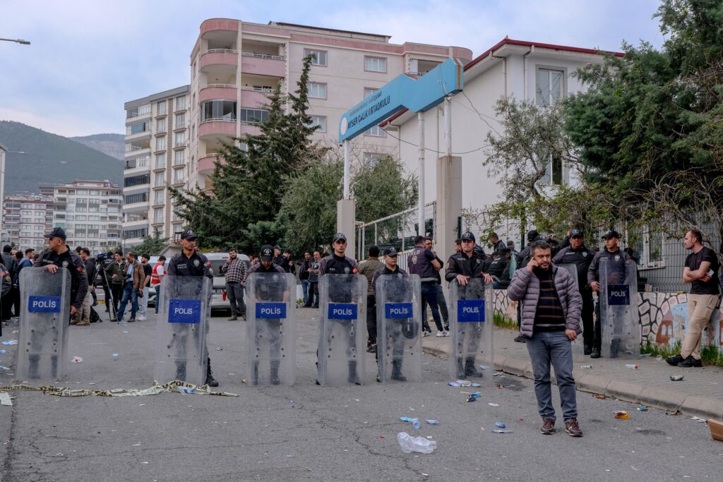 9 maut, 13 cedera di sekolah ditembak anak pegawai polis
