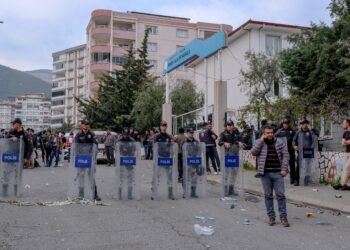 ANGGOTA polis mengawal laluan masuk ke sebuah sekolah di wilayah Kahramanmaras semalam. - AFP