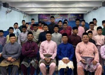 MUHAMMAD Yazdi Che Ya (duduk empat dari kiri) bersama barisan Exco SDARA merakam detik penuh makna bersama SDARA Scholars kohort 2026 yang merupakan satu momen bersejarah yang mengangkat semangat Berilmu Untuk Berjasa dalam kalangan bekas pelajar SDAR yang dalam satu majlis yang diadakan di Seremban baru-baru ini.