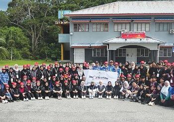 PESERTA Program Pensijilan Sukarelawan dan Asas Kecemasan Kebangsaan 2026 bergambar bersama   Pengarah Pusat Kokurikulum dan Pembangunan Pelajar Prof. Madya Dr. Mohd. Mursyid Arshad   (tengah) serta anggota Angkatan Pertahanan Awam Malaysia (APM).