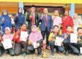 JAMALLUDIN Baharun (belakang, lima dari kanan) bersama guru dan peserta pertandingan catur Majlis Sukan Sekolah Daerah Jerantut, Pahang baru-baru ini.