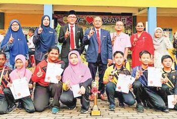 JAMALLUDIN Baharun (belakang, lima dari kanan) bersama guru dan peserta pertandingan catur Majlis Sukan Sekolah Daerah Jerantut, Pahang baru-baru ini.