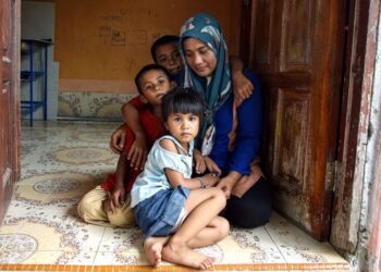 SITI Nur Jamilah Jamaludin di samping anak-anaknya ketika ditemui di Taman Naka Jaya, Padang Terap, Kedah. - UTUSAN/SHAHIR NOORDIN