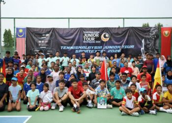 Muhamad Radhi Mat Din bergambar dengan pemain-pemain tenis remaja yang menyertai Kejohanan LTAM Junior Tour 2026 yang berlangsung di Universiti Utara Malaysia (UUM) Sintok, semalam. - UTUSAN/ SHAHIR NOORDIN