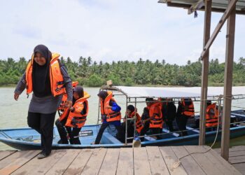 PEMAKAIAN jaket keselamatan menjadi ‘nyawa kedua’ bagi pelajar Sekolah Menengah Kebangsaan Pulau Beluru, Sekolah Model Khas Komprehensif 11, Tumpat setiap kali meredah arus Sungai Kelantan untuk ke sekolah bagi menuntut ilmu. FOTO/KAMARUL BISMI KAMARUZAMAN