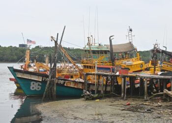 KENAIKAN harga diesel menyebabkan nelayan zon C2 di Kuantan, Pahang tidak turun ke laut dan bot terpaksa diparkir di jeti sehingga ada sudah menjangkau empat bulan lamanya. - UTUSAN/SHAIKH AHMAD RAZIF