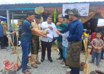 MUHAMMAD Arafat Varisai Mahamad (tiga dari kiri) menyerahkan salinan surat maklum balas penyelesaian isu banjir kilat kepada empat pengerusi persatuan penduduk taman perumahan di Kinding, dekat Ipoh semalam.