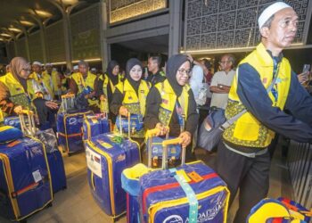 SEBAHAGIAN jemaah haji Andalusia yang akan berangkat ke Tanah Suci pada pelepasan kumpulan pertama jemaah haji Andalusia bagi musim haji 1447H/2026M di Kompleks TH Sepang, semalam. - UTUSAN/FAISOL MUSTAFA