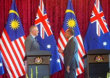 ANWAR Ibrahim bersama Anthony Albanese pada sidang akhbar sempena lawatan rasmi Perdana Menteri Australia itu ke Malaysia di Bangunan Perdana Putra, kelmarin.