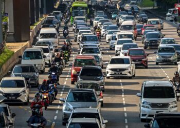 Keadaan jalan sesak  pada waktu puncak kira-kira pukul 7.56 pagi di Jalan Cheras menuju pusat bandar Kuala Lumpur, pada hari pertama pelaksanaan Bekerja Dari Rumah. – MINGGUAN/ MUHAMAD IQBAL ROSLI