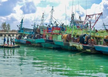 DERETAN bot nelayan yang berlabuh di pelabuhan Lembaga Kemajuan Ikan Malaysia (LKIM) Chendering, Kuala Terengganu, Terengganu. - UTUSAN/PUQTRA HAIRRY