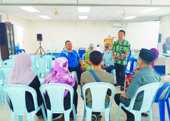ARZMI Abdullah (berdiri) menyantuni sebahagian klien dan keluarga pada Program Keluarga Sejahtera anjuran Jawatankuasa Pemulihan Dadah di Kuala Nerus, Terengganu. - UTUSAN/ ERMA YUSNIDA JUSOH