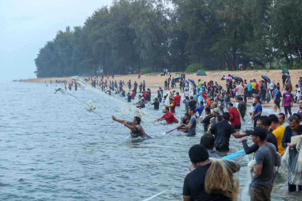 ‘Berpesta’ menjala sotong di Pantai Seberang Marang