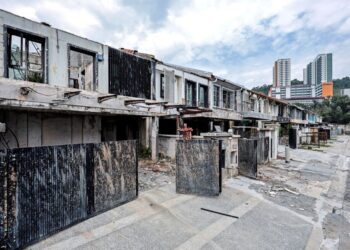 KEADAAN rumah selepas setahun letupan gas Putra Height, Puchong, ketika tinjauan semalam.-UTUSAN/SHIDDIEQIIN ZON