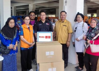 Wakil MRA (empat dari kanan) menyerahkan sumbangan daripada Uniqlo Malaysia kepada wakil petugas kecemasan bagi membantu mangsa kebakaran Kampung Bahagia, Sandakan di salah sebuah PPS, baru-baru ini.