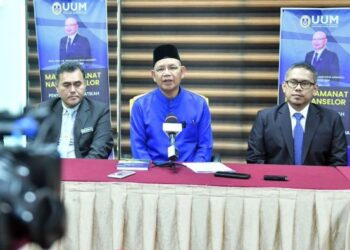 AHMAD Martadha Mohamed (tengah) bercakap dalam sidang akhbar selepas menyampaikan Amanat Tahun Baru 2026 di Sintok baru-baru ini. Turut kelihatan Prof Dr. Mohd. Azizuddin Mohd Sani (kiri) dan Timbalan Naib Canselor Penyelidikan dan Inovasi, Prof. Dr. Ram Al Jaffri Saad.