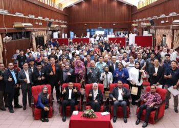 DR. Salmi Che Meh, (duduk tengah), bersama Dr. Abdul Jalil Hassan, (duduk kanan) bergambar kenangan bersama-sama wakil-wakil syarikat, barisan pensyarah serta para pelajar yang menyertai program Career Compass @ PUO 2026 di Dewan Warisan, PUO, Ipoh, Perak baru-baru ini.